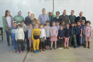 Los pequeños del centro Hermanos Pinzón con el alcalde palermo.