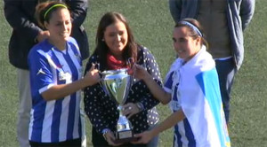 Momento en el que las capitanas del Sporting reciben el trofeo. / Foto: Captura TV.