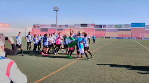 Las jugadoras onubenses festejan el triunfo en Puente Genil. / Foto: @FedAndaluzaFutb.