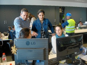 Juan Manuel explica, trabajando con algunas de las geólogas de MATSA.