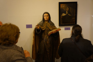 Una de las esculturas que conforman la exposición de Santa Teresa de Jesús.