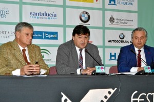 Jesús Contreras, presidente de la Fundación Atlantic Copper, con el alcalde de Huelva y el director del Iberoamericano. / Foto: Pablo Sayago