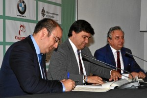 Marcos Martín, gerente de Aguas de Huelva, rubrica el convenio de colaboración. / Foto: Pablo Sayago.