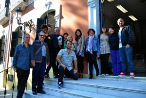 El director del festival, Pedro Castillo, con miembros de la plataforma ‘Amigos del Festival de Cine Iberoamericano de Huelva’. /Foto: Pablo Sayago. 