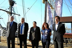 La visita de la presidenta del Puerto de Huelva, Manuela de Paz, y el director de la APH, Ignacio Álvarez-Ossorio, han visitado el buque. /Foto: Pablo Sayago. 