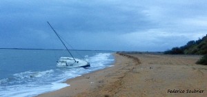 Imagen del barco encallado.