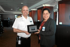 Manuela de Paz, presidenta de la Autoridad Portuaria de Huelva, a la llegada del crucero.