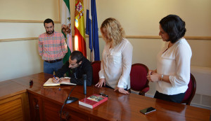 Antes de trasladarse al polideportivo, Martín firmó en el libro de honor del Ayuntamiento e San Juan del Puerto.