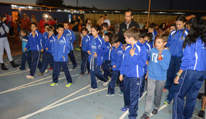 Emilio Martín con los niños tras la inauguración de las instalaciones.