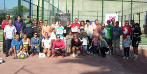 Foto de familia de los participantes en el Torneo de pádel ‘Moguer X la Igualdad’.