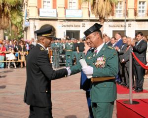 Juan Manuel Benjumea recibiendo la mención honorífica de la Guardia Civil.