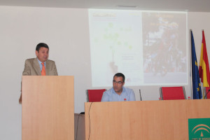 Ramón, durante su conferencia en Huelva, en la que también participó el neurólogo Eduardo Durán, responsable de la consulta de Esclerosis Múltiple, ubicada en el Hospital Infanta Elena.