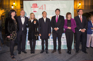 De izq a decha: Carmen Solana Delegada territorial de Cultura de la Junta de Andalucia en Huelva , Pedro Castillo Arteta Director Festival de cine Iberoamericano de Huelva , Miereia Alfonzo esposa Jose Torres, JOSE TORRES premio CIUDAD DE HUELVA , Gabriel Cruz Alcalde Huelva , Elena Tobar Teniente Alcalde de Cultura y Ruperto Gallardo Patrono Festival de cine Iberoamericano. / Foto: Alberto Díaz.