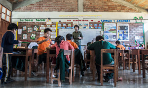 Juan Luis enseña inglés a niños en Tarpurisunchis.