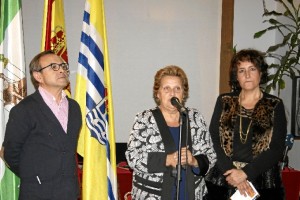 La Alcaldesa fue la encargada de inaugurar la muestra, junto a la concejala de la Mujer y el técnico de Diputación.