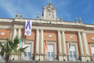 El Ayuntamiento de Huelva ha llevado a cabo la iniciativa del lazo violeta otros años.