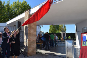 Momento en qu el alcalde, Miguel Ángel Curiel, y la viuda de Manuel, Gertrudis Díaz, descubren el rótulo.