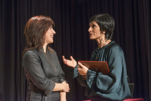 Inés Torralba conversa con la escritora sevillana Soledad Galán. / Foto: Millán Herce.