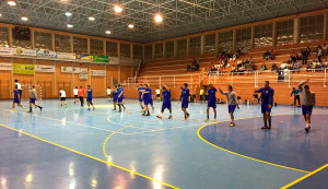 El equipo moguereño, durante el calentamiento previo al partido. / Foto: @CBMPAN.