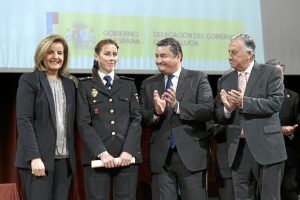 Diploma honorífico entregado a la Unidad de Familia y Mujer de la Comisaría de la Policía Nacional de Huelva durante el acto de los Premios Menina.