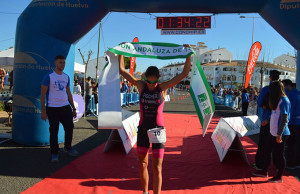 Momento de la llegada a la meta de la ganadora de la prueba femenina, Natalia Fischer.