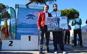 El concejal de Deportes de Punta Umbría, Juan Iglesias, tuvo un presente para Emilio Martín por su vinculación deportiva con la localidad costera.