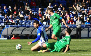 Antonio Núñez, muy incisivo al principio, es objeto de una falta. / Foto: Josele Ruiz.