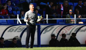 Alejandro Ceballos, entrenador del Recre, dando instrucciones en la banda a sus jugadores. / Foto: Josele Ruiz.