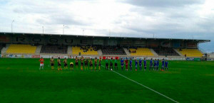 Los dos equipos antes de comenzar el partido en el Ciudad de Lepe. / Foto: @RBL1912.