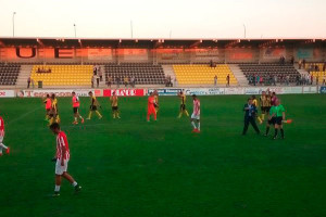 El San Roque ganó por fin en casa y el público lo pudo celebrar. / Foto: @SanRoqueLepe.