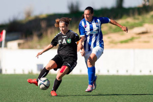 La meta Larque se ve superada por el remate de Sandra. / Foto: www.laliga.es.