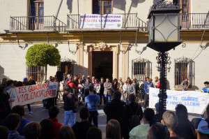 Ciudadanos, políticos y escolares recordaron a las víctimas en Ayamonte.