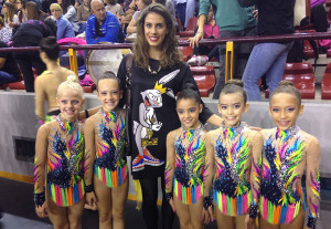 Uno de los equipos benjamines, con la gimnasta del equipo nacional, Lourdes Mohedano.