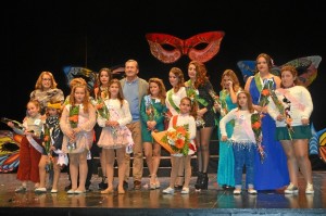 Las reinas seleccionadas junto a sus damas.