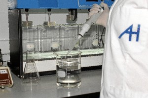 La empresa garantiza que el agua suministrada cumple con todos los requisitos necesarios exigidos por ley de potabilidad.