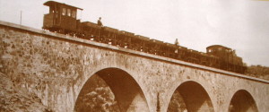 El Ferrocarril del Guadiana. Tren sobre el puente de El Lobo, hacia 1934. / Foto: www.puebladeguzman.es