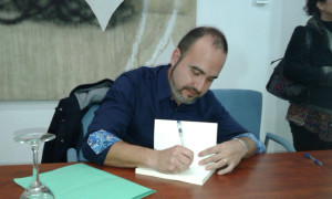 Julián Rabasco tras la presentación del libro. / Foto: www.facebook.com/Alas-de-plata