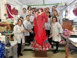 Imagen del taller, con el vestido diseñado. / Foto: Manuela Macías.