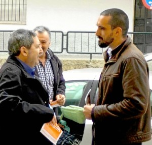 El cabeza de lista al Congreso de Ciudadanos por la provincia de Huelva, Rafael Luis Corrales, dialoga con vecinos de la capital onubense.