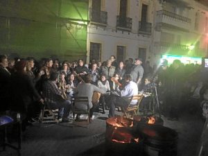 Grupos de campanilleros locales protagonizaron la actividad 'Así canta Beas en Navidad'.