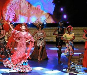 La candidata española, elegida Miss Mundo 2015, con el vestido diseñado. /Foto: Manuela Macías.