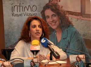 Presenta en el Ayuntamiento su primer trabajo en solitario, un álbum de baladas con versiones de grandes éxitos de artistas de la talla de Barbara Streisand, Frank Sinatra o Whitney Houston, entre otros.