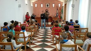 Visita de los estudiantes al Salón de Plenos.