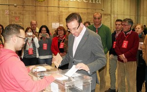 El candidato número uno al Senado ejerce su derecho al voto en la localidad de Aracena.