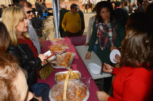 Entre los stand no faltan los de dulces navideños.