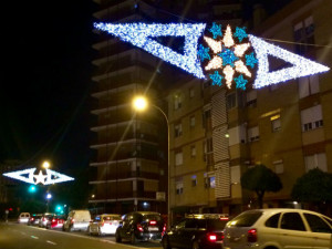 Se ha reforzado la iluminación festiva en las barriadas, ampliándose en 17 calles.