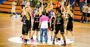 Las onubenses agradecen el apoyo de su público tras ganar al Perfumerías Avenida en el arranque de la Liga. / Foto: Cinta García.