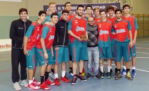 Formación del equipo junior del Baloncesto Sevilla, campeón del torneo de Mazagón.