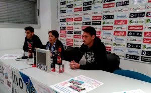 Diego Jiménez, Charo Venegas y Ale Zambrano, en la presentación del calendario. / Foto: www.recreativohuelva.com.