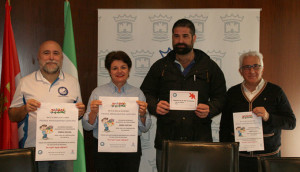 Un momento de la presentación del programa de actividades de la piscina municipal en Cartaya.